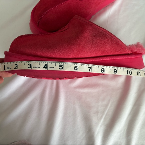 UGG women’s s Vibrant Red Slippers - Picture 8 of 9